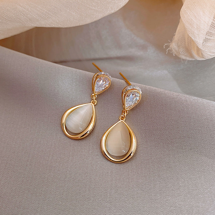 Elegantes Pendientes de Corazón de Piedra Ojo de Gato con Postes de Acero Bañado en Plata para Mujer