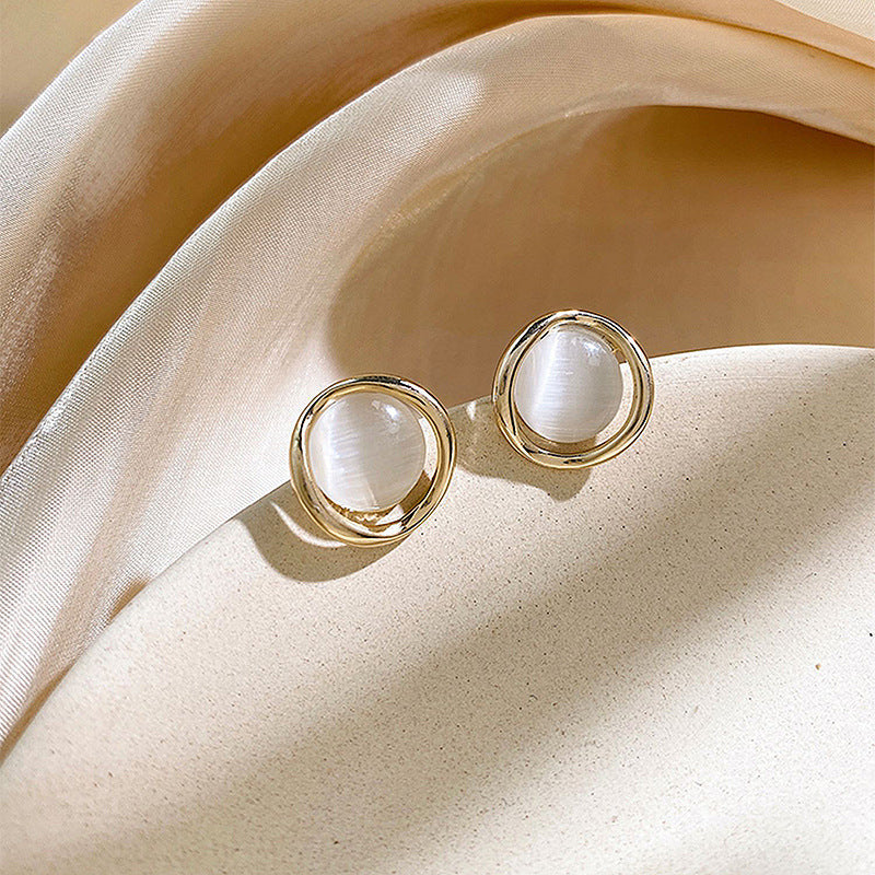 Elegantes Pendientes de Corazón de Piedra Ojo de Gato con Postes de Acero Bañado en Plata para Mujer