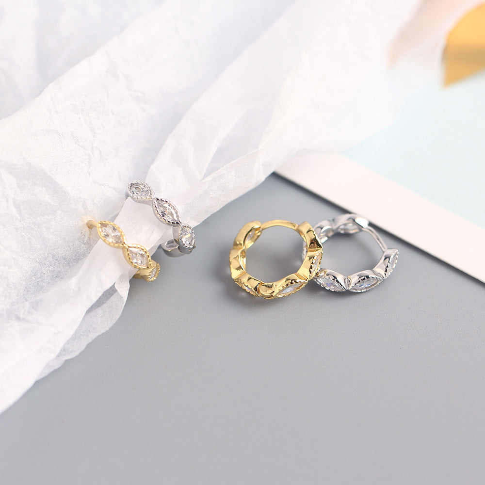 Orecchini da donna ovali geometrici con intarsi in zirconi cubici in argento sterling 925, dal design minimalista ed elegante