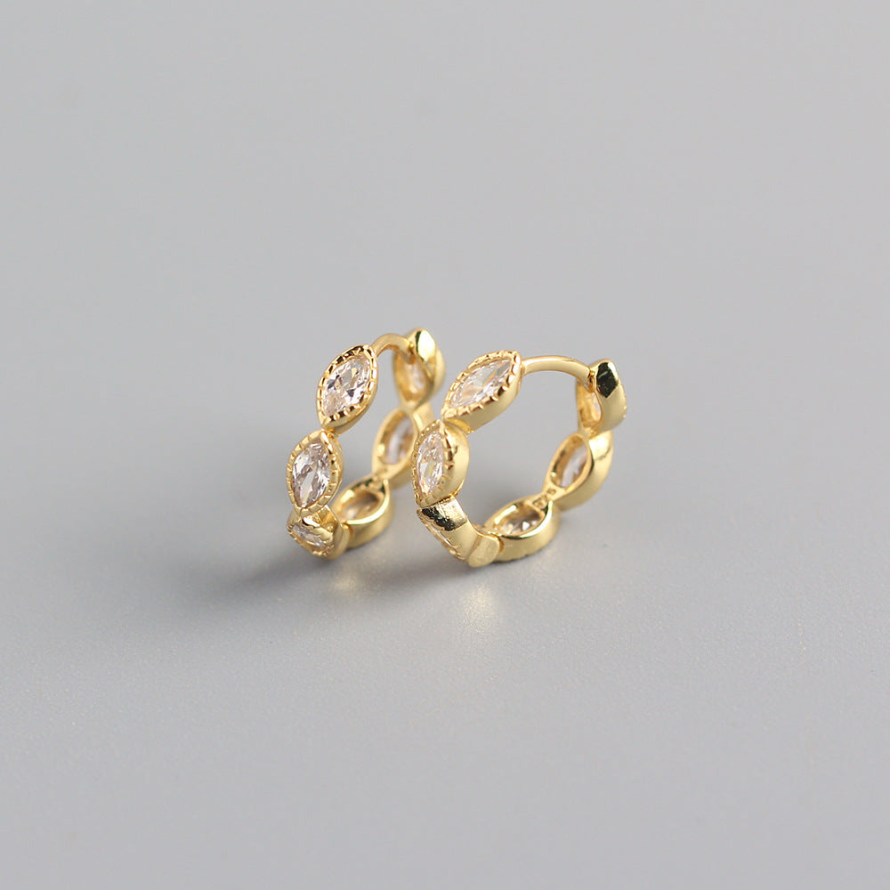 Orecchini da donna ovali geometrici con intarsi in zirconi cubici in argento sterling 925, dal design minimalista ed elegante