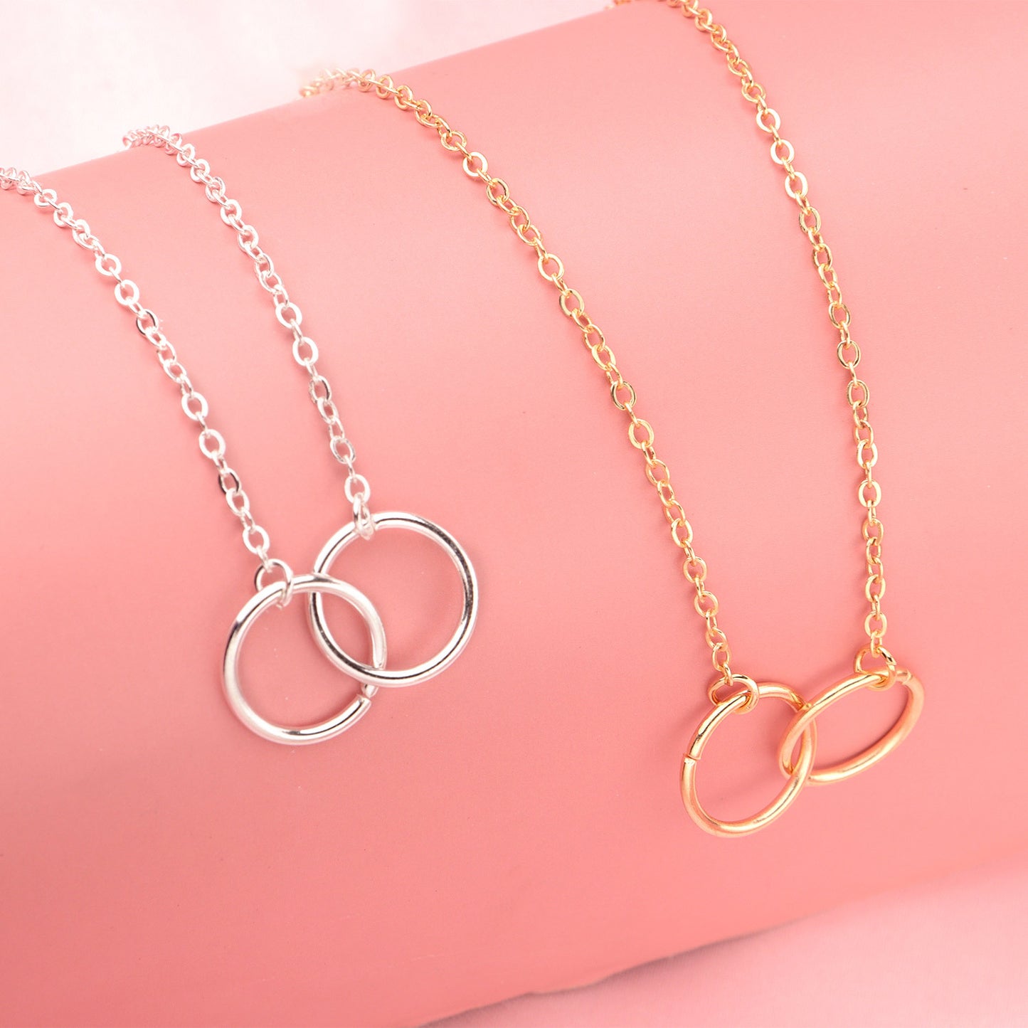 Collana da donna con ciondolo in lega a doppio cerchio