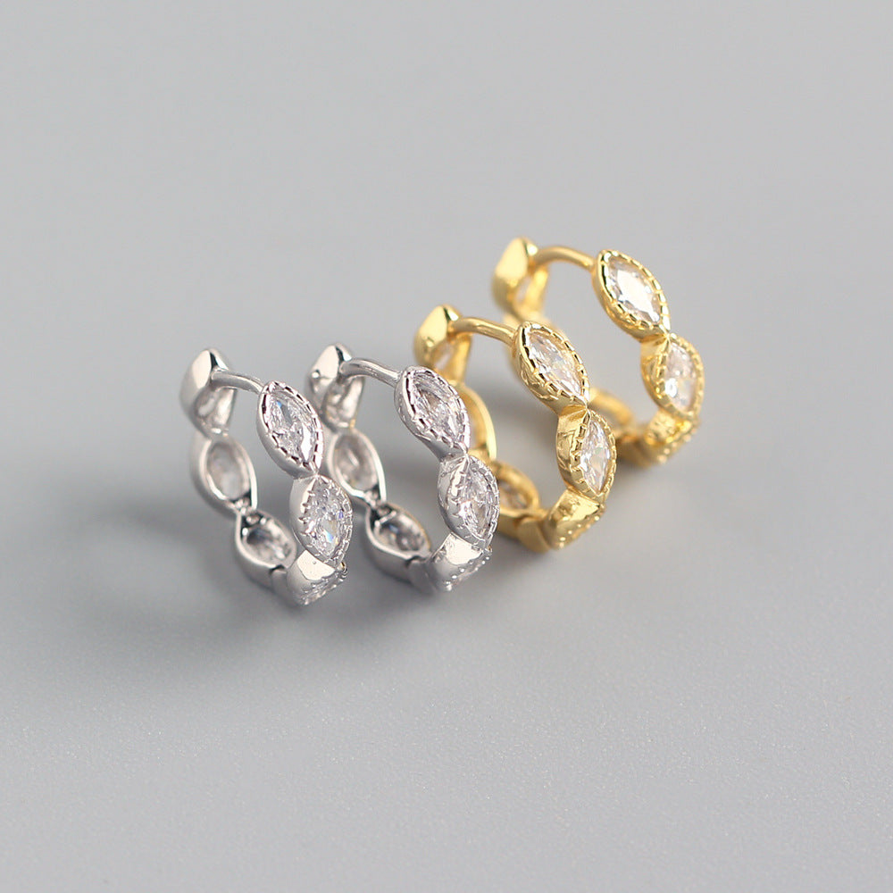 Orecchini da donna ovali geometrici con intarsi in zirconi cubici in argento sterling 925, dal design minimalista ed elegante