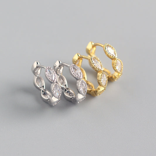 Orecchini da donna ovali geometrici con intarsi in zirconi cubici in argento sterling 925, dal design minimalista ed elegante
