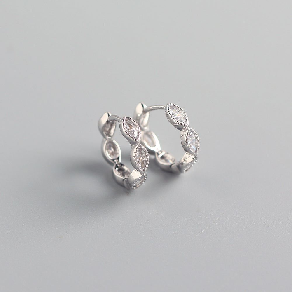 Orecchini da donna ovali geometrici con intarsi in zirconi cubici in argento sterling 925, dal design minimalista ed elegante
