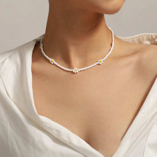 Handmade Floral Geometric Necklace for Women, Fresh and Sweet Style, Round Bead Chain, Bead Material, Small Daisy Design