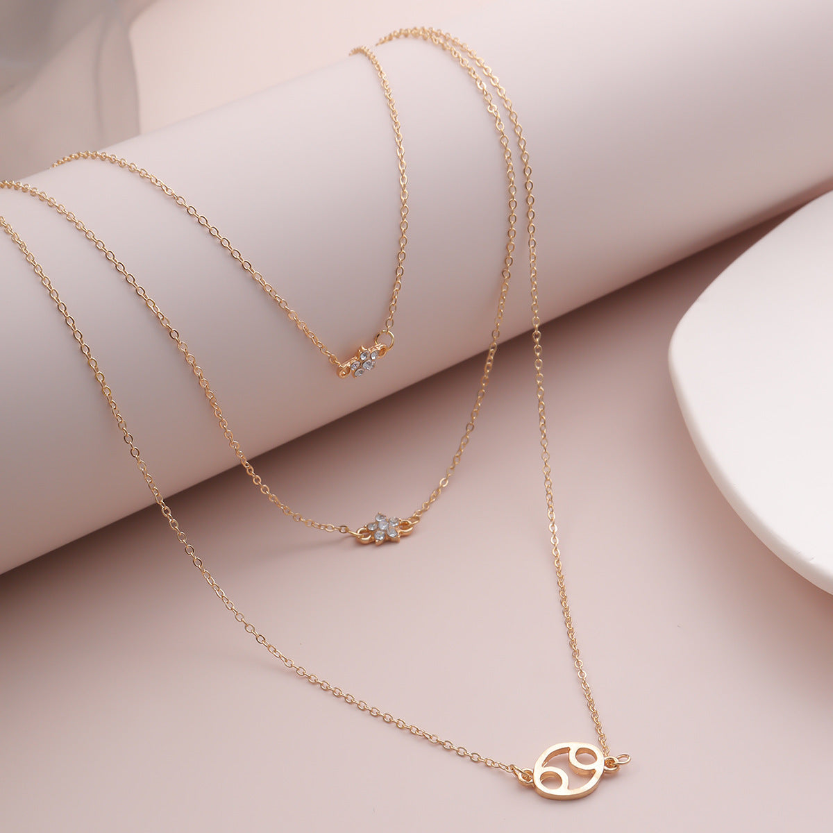 Collar con colgante de estrella geométrica minimalista para mujer, aleación con incrustaciones de diamantes de imitación, cadena de eslabones retorcidos chapados, diseño de moda