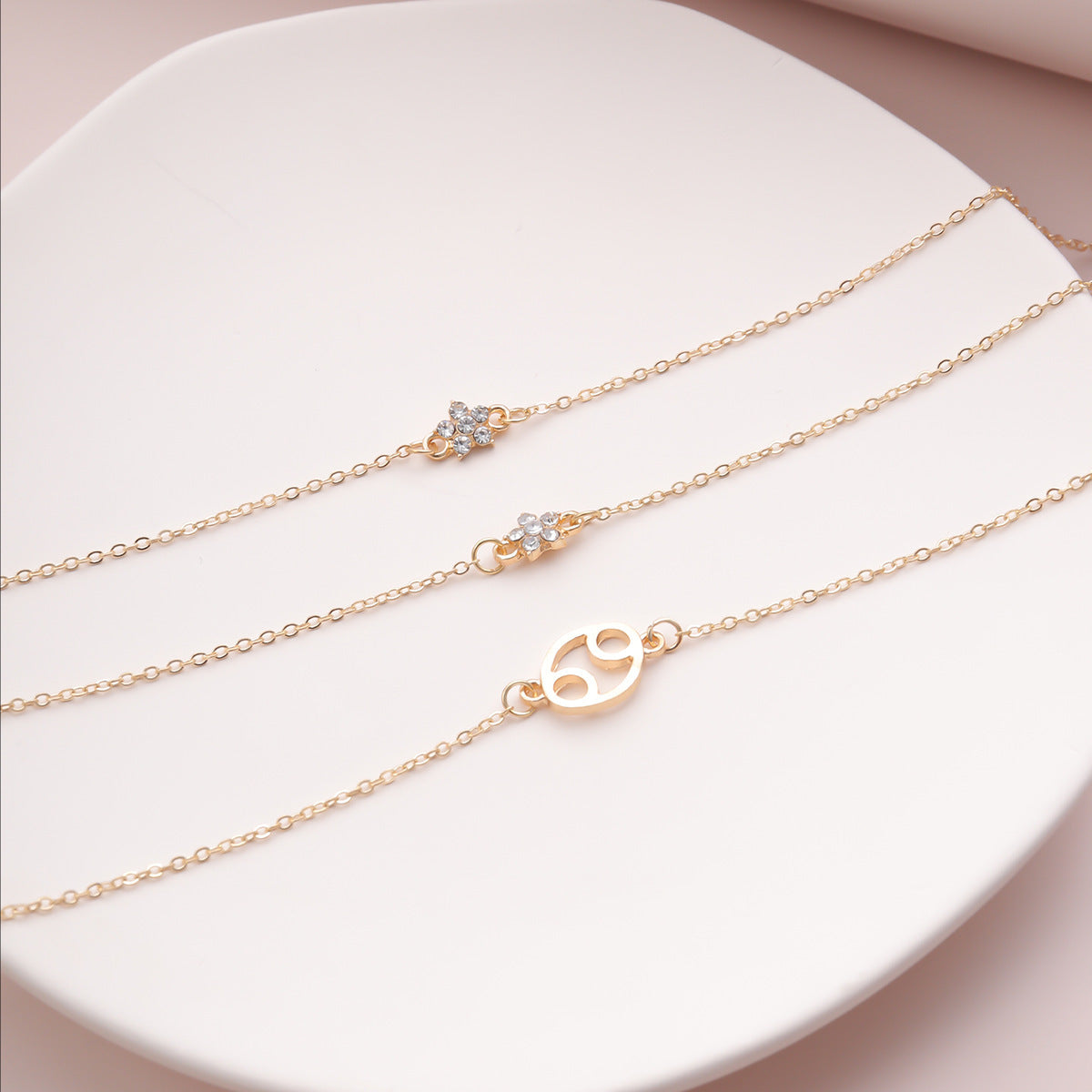 Collar con colgante de estrella geométrica minimalista para mujer, aleación con incrustaciones de diamantes de imitación, cadena de eslabones retorcidos chapados, diseño de moda
