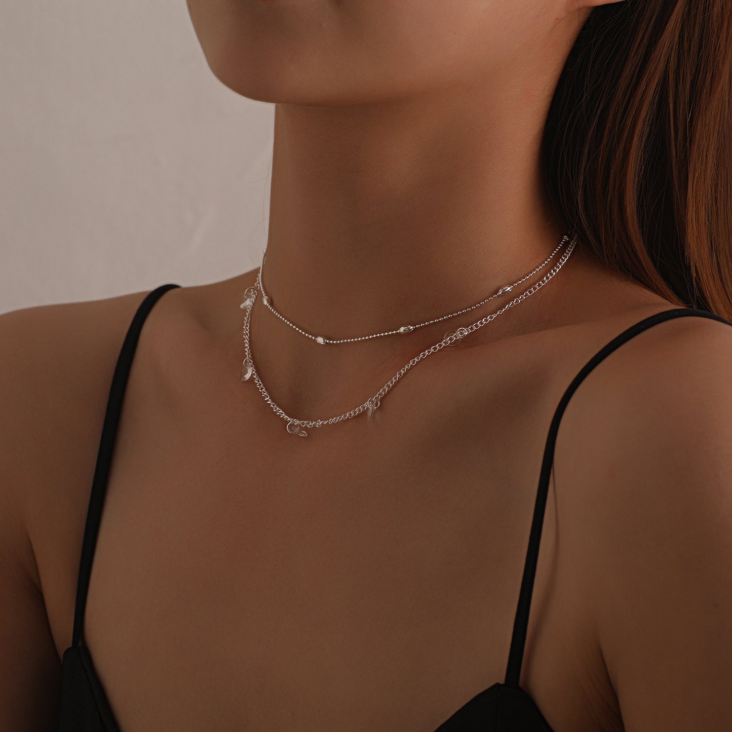 Collar Minimalista de Acrílico Geométrico con Pedrería para Mujer, Cadena de Aleación Plateada y Diseño de Doble Capa con Cuentas
