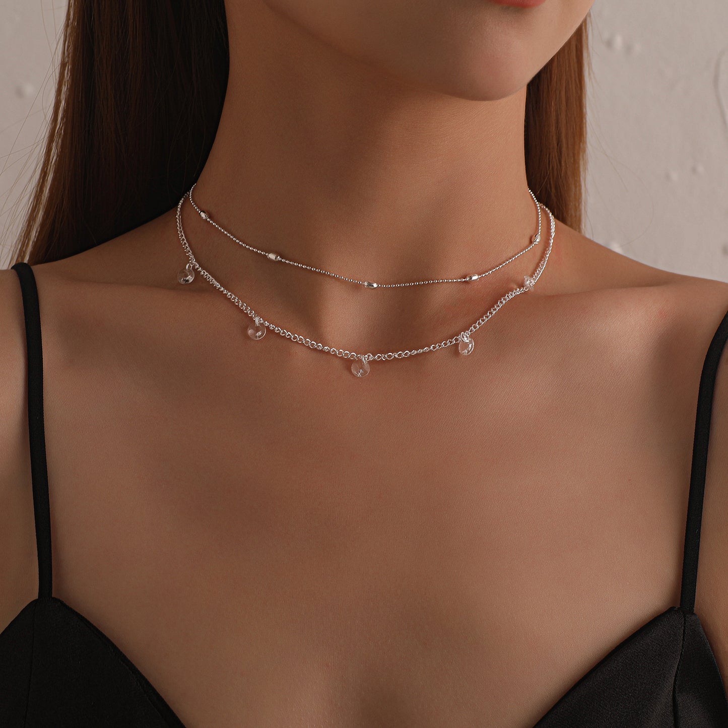Collar Minimalista de Acrílico Geométrico con Pedrería para Mujer, Cadena de Aleación Plateada y Diseño de Doble Capa con Cuentas