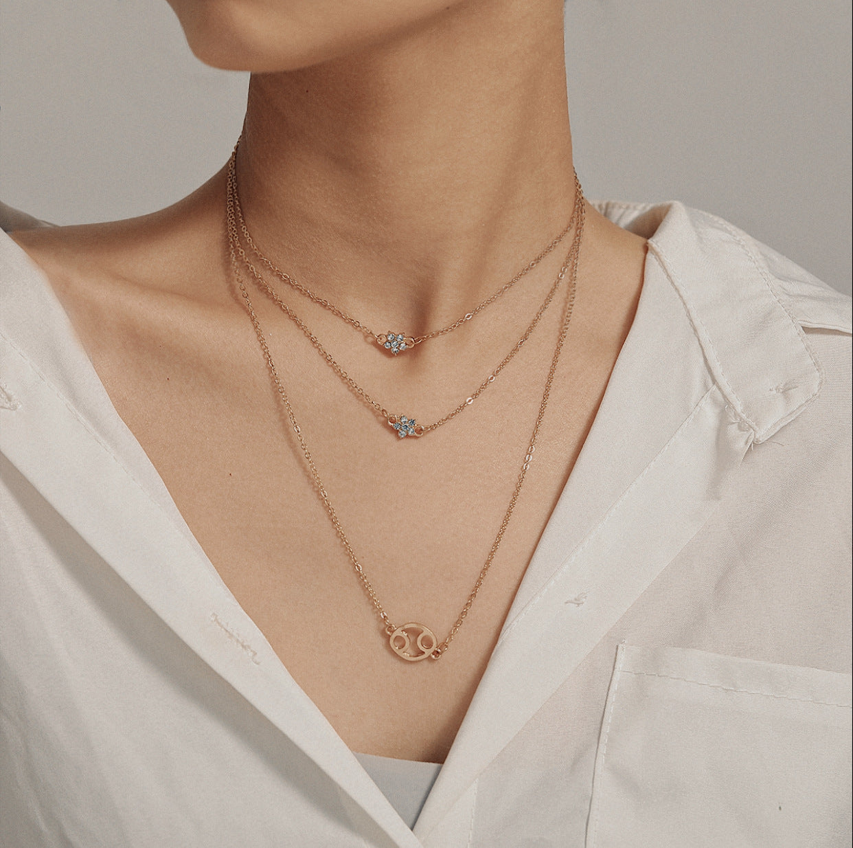 Collar con colgante de estrella geométrica minimalista para mujer, aleación con incrustaciones de diamantes de imitación, cadena de eslabones retorcidos chapados, diseño de moda