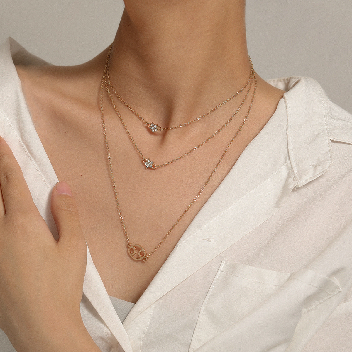 Collar con colgante de estrella geométrica minimalista para mujer, aleación con incrustaciones de diamantes de imitación, cadena de eslabones retorcidos chapados, diseño de moda