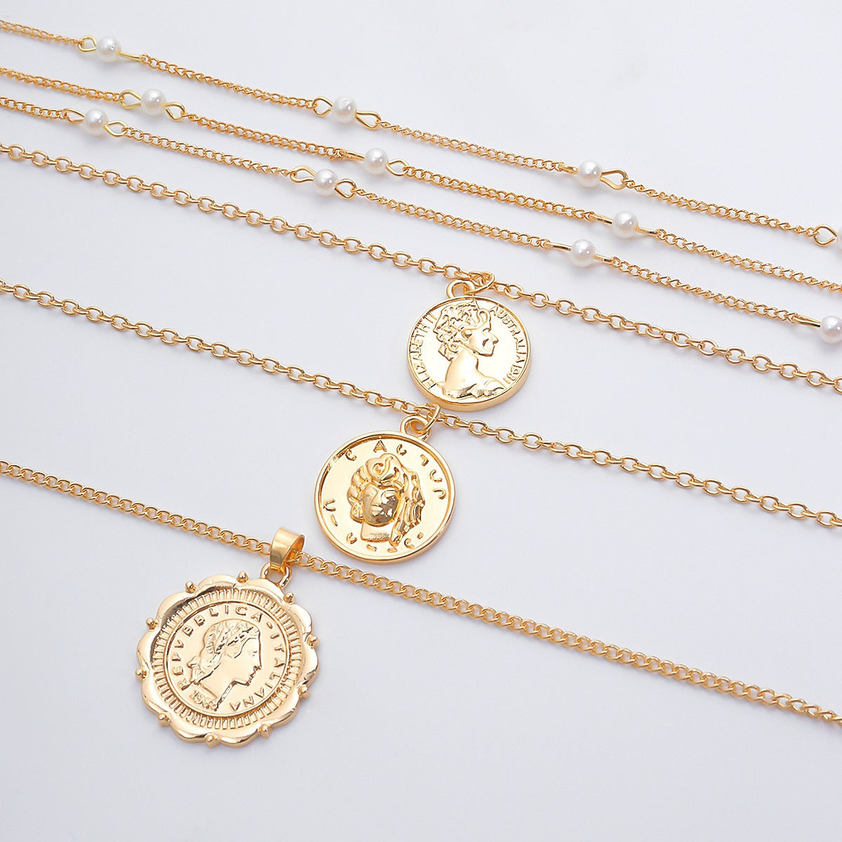 Collana pendente multistrato galvanizzata in lega geometrica vintage con nappina in finta perla da donna