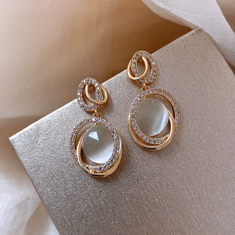 Elegantes Pendientes de Corazón de Piedra Ojo de Gato con Postes de Acero Bañado en Plata para Mujer