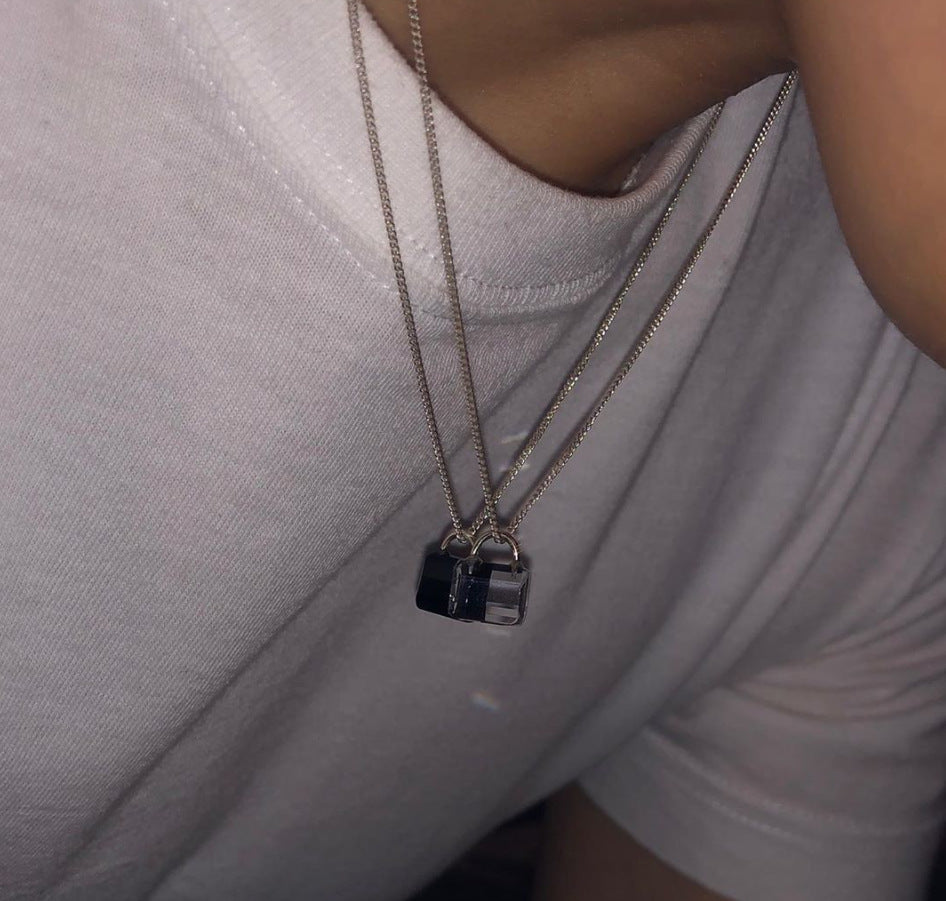 Collana con Ciondolo Mini Lucchetto in Argento Sterling 925 con Zirconia Cubica Nera Geometrica Minimalista