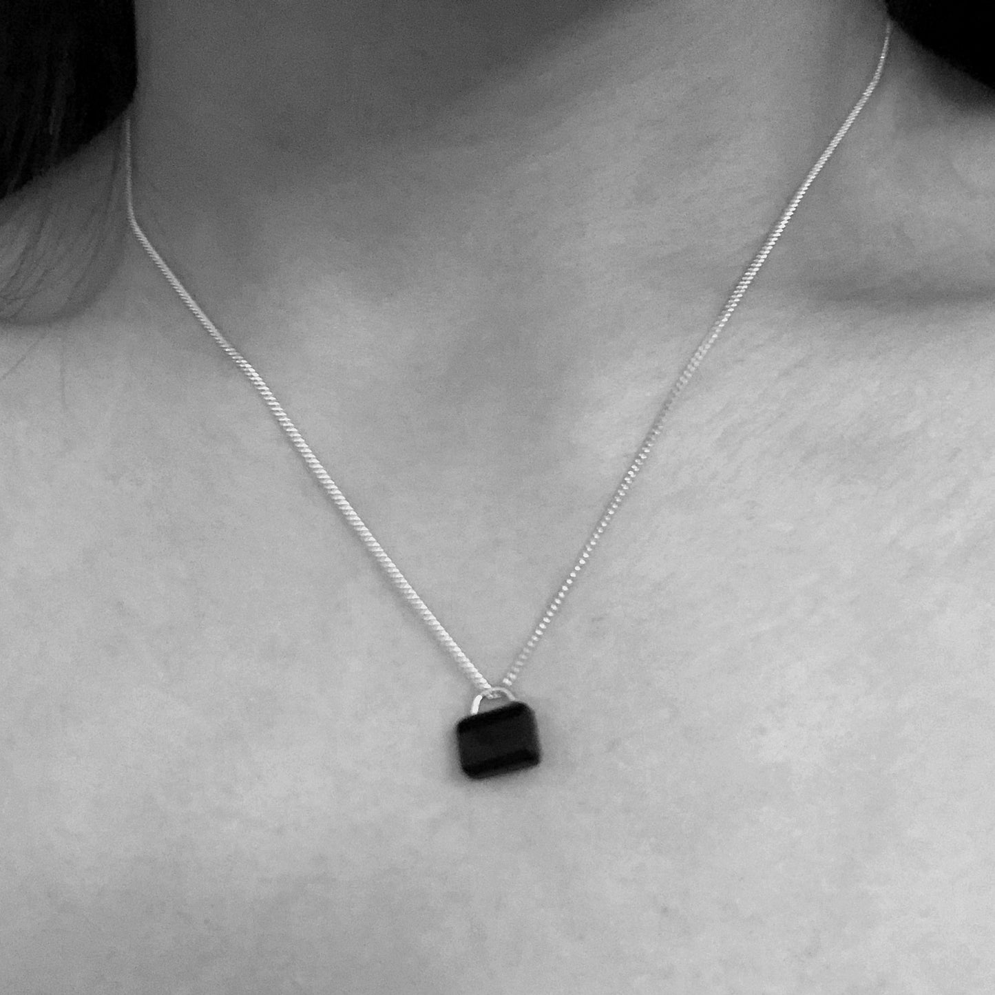Collana con Ciondolo Mini Lucchetto in Argento Sterling 925 con Zirconia Cubica Nera Geometrica Minimalista