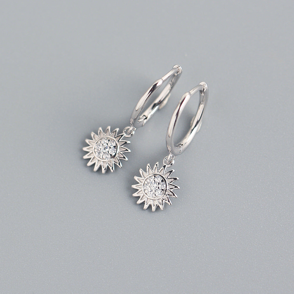 Orecchini a cerchio in argento sterling 925 con intarsi floreali a girasole e strass