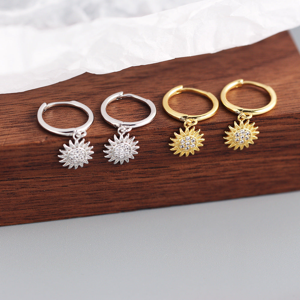 Orecchini a cerchio in argento sterling 925 con intarsi floreali a girasole e strass