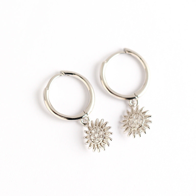 Orecchini a cerchio in argento sterling 925 con intarsi floreali a girasole e strass