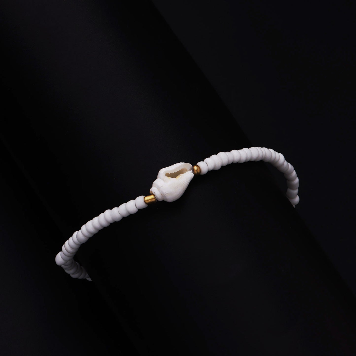 White Pearl Shell Beaded Bracelet for Women Minimalist Handmade String Jewelry Trendy Gift for Travel Souvenir Business Gift