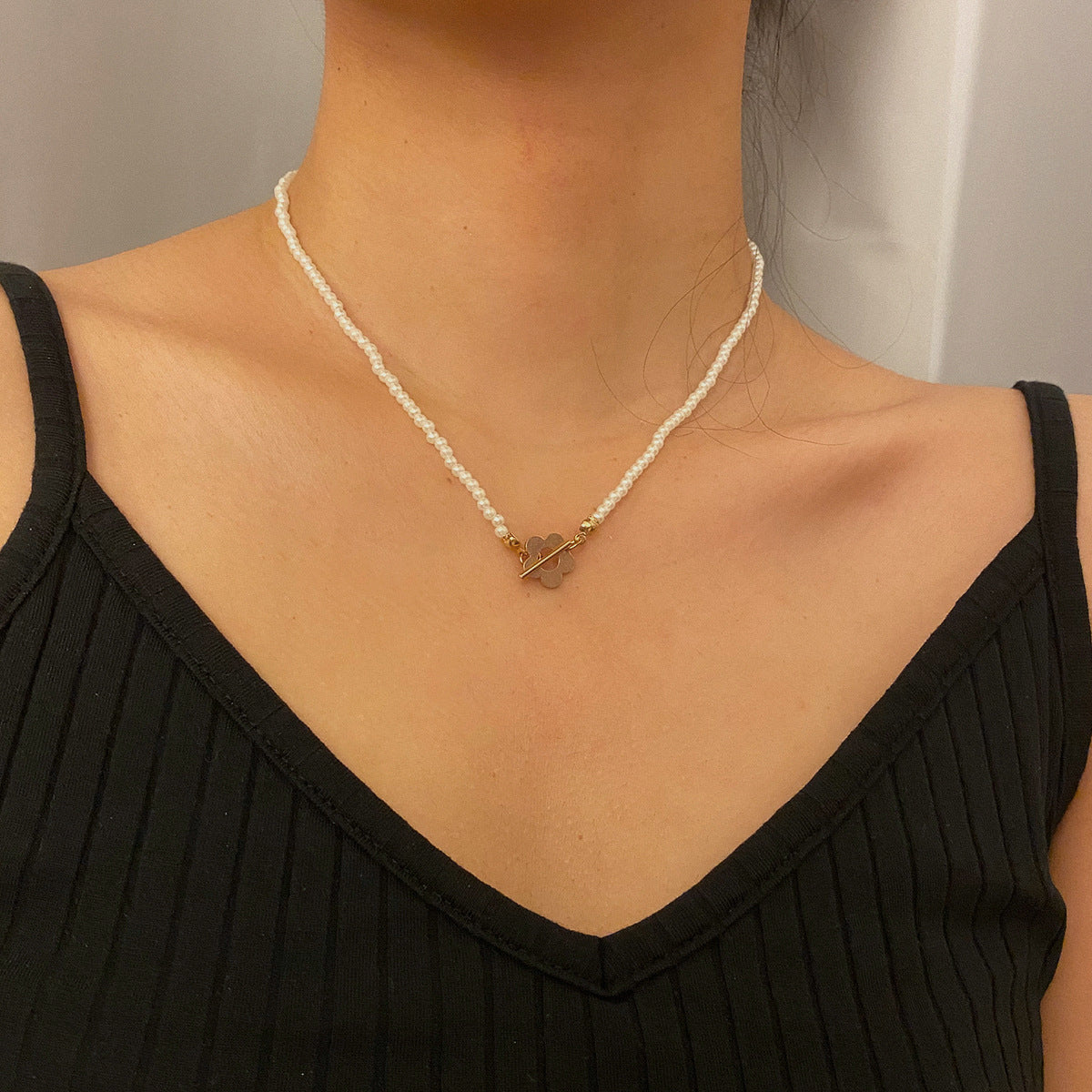 Collana di perle floreali da donna fatta a mano con intarsi a forma di cuore, perline rotonde in metallo, gioielli a catena