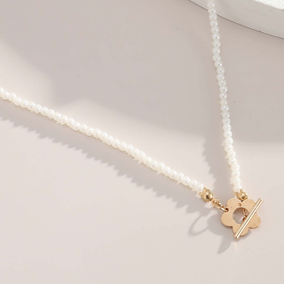 Collana di perle floreali da donna fatta a mano con intarsi a forma di cuore, perline rotonde in metallo, gioielli a catena