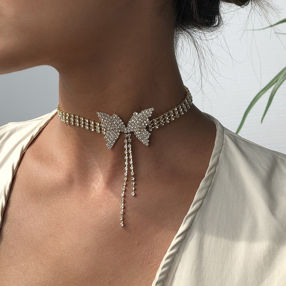 Collana a farfalla scintillante con strass e catena a griffe, design geometrico, acciaio al titanio placcato, girocollo alla moda da donna