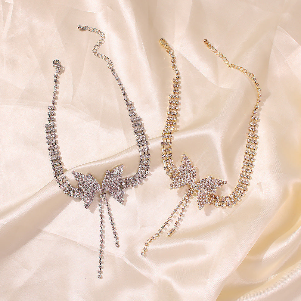 Collana a farfalla scintillante con strass e catena a griffe, design geometrico, acciaio al titanio placcato, girocollo alla moda da donna