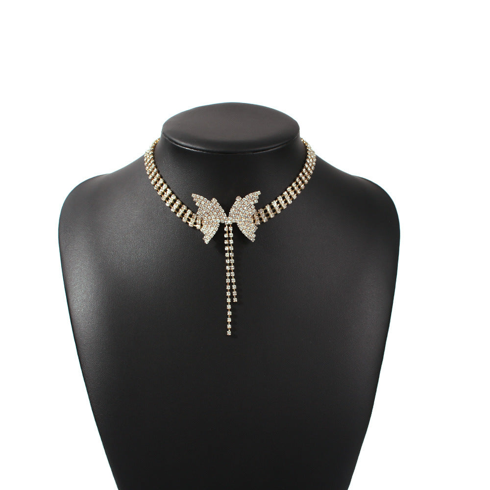 Collana a farfalla scintillante con strass e catena a griffe, design geometrico, acciaio al titanio placcato, girocollo alla moda da donna