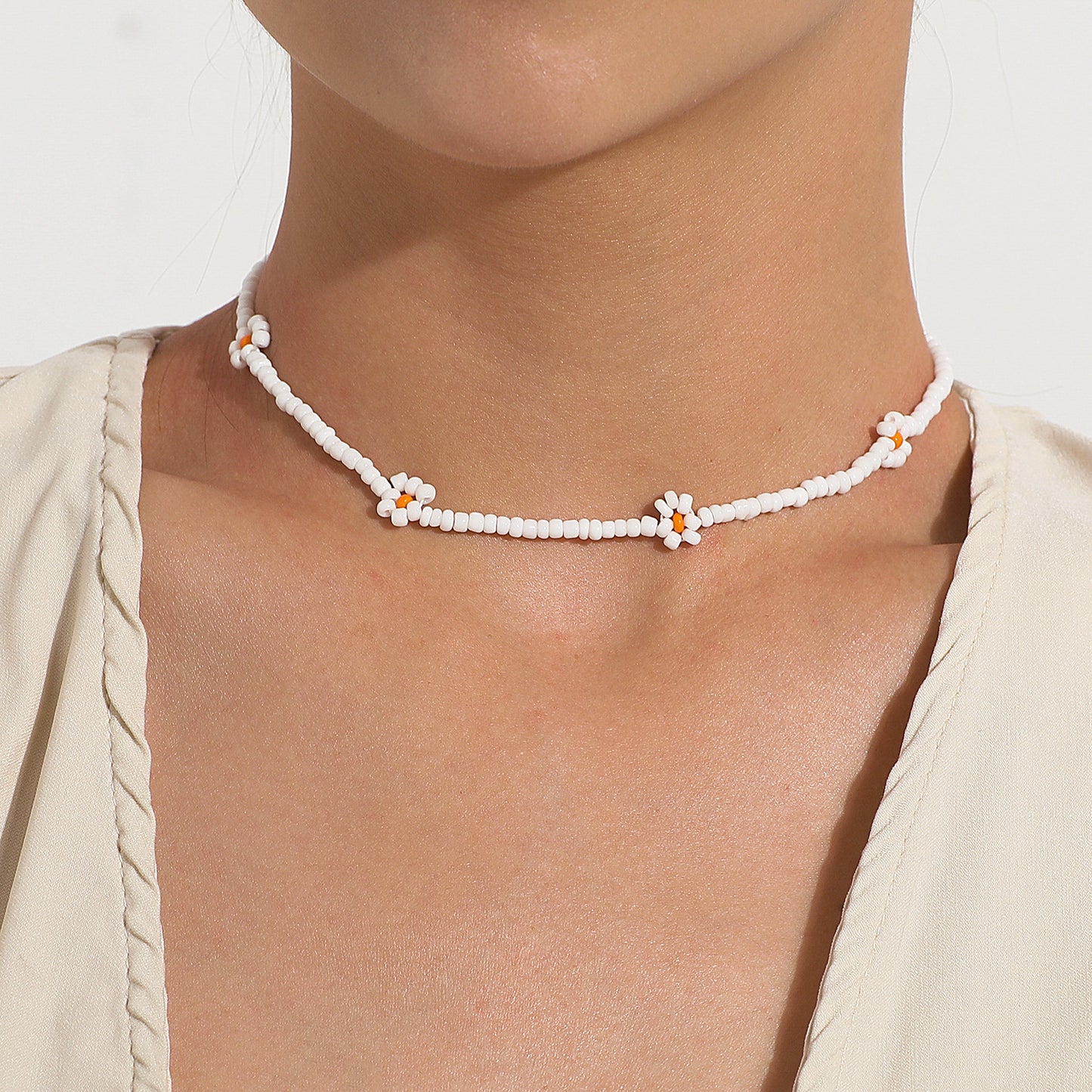 Collar de aleación estilo floral para mujer con cadena de serpiente ajustable y acabado galvanizado