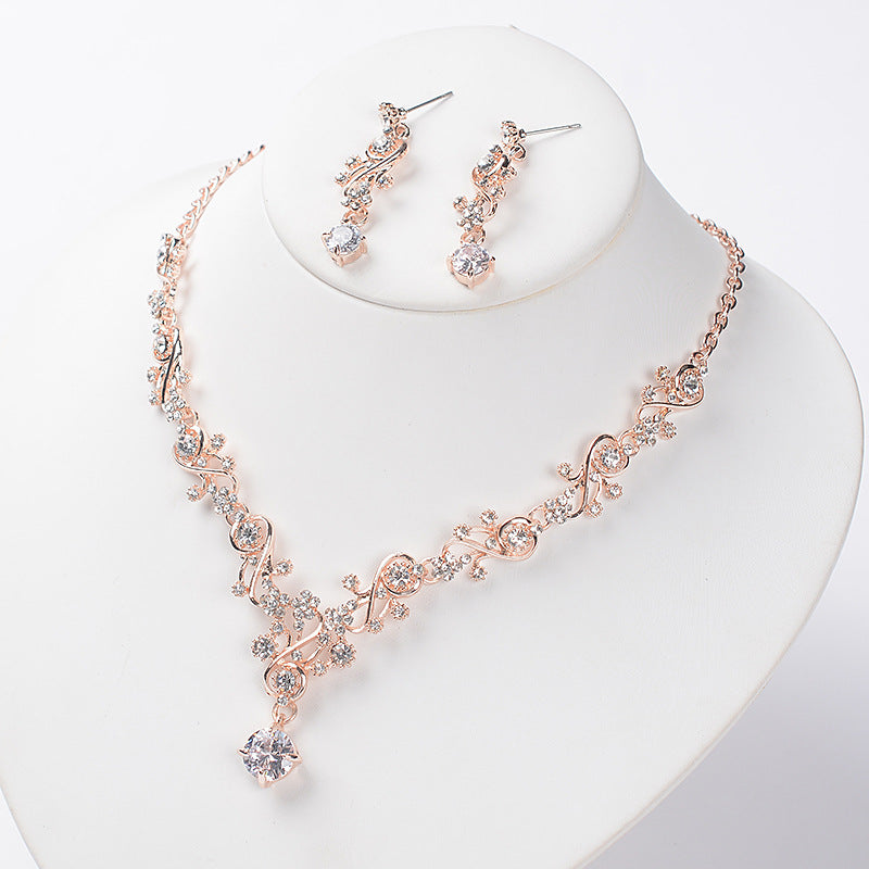 Collana da donna dolce ed elegante in lega con motivo floreale e intarsio di zirconi cubici