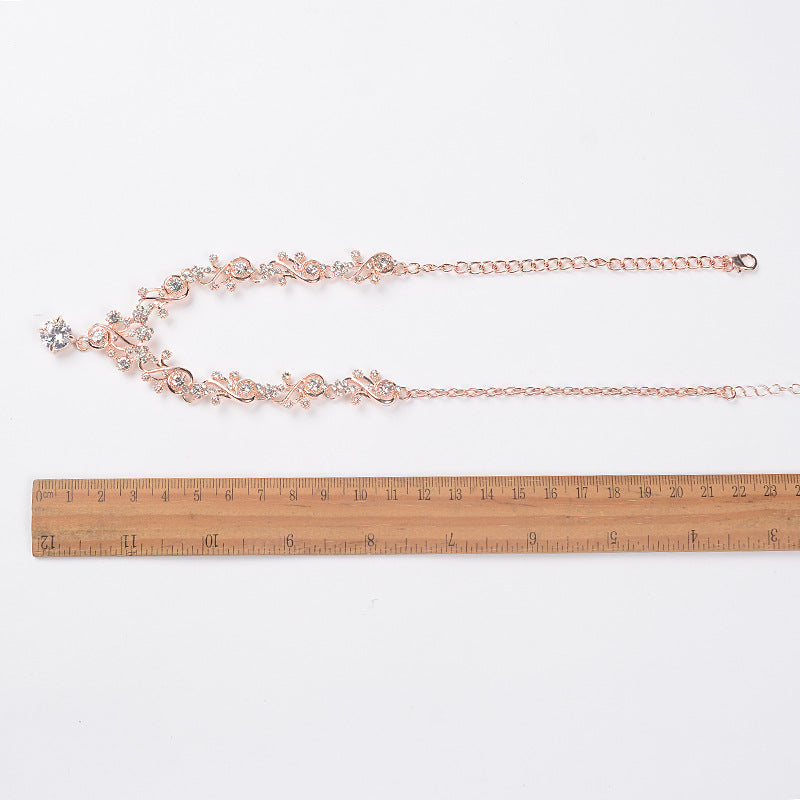 Collana da donna dolce ed elegante in lega con motivo floreale e intarsio di zirconi cubici