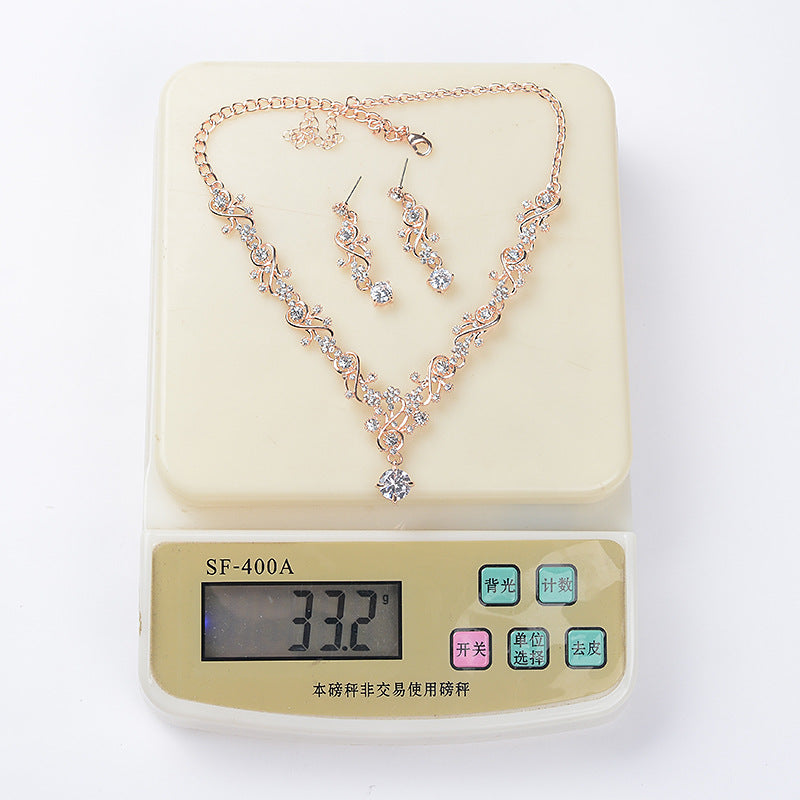 Collana da donna dolce ed elegante in lega con motivo floreale e intarsio di zirconi cubici