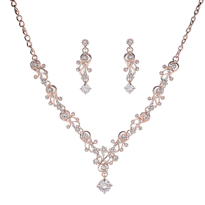 Collana da donna dolce ed elegante in lega con motivo floreale e intarsio di zirconi cubici
