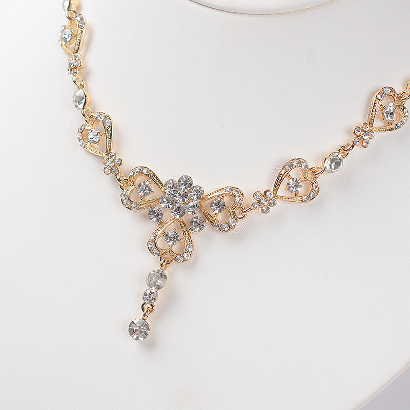 Set di collana con ciondolo a corona in lega intarsiata con strass dolci e orecchini con catena a sfera da donna
