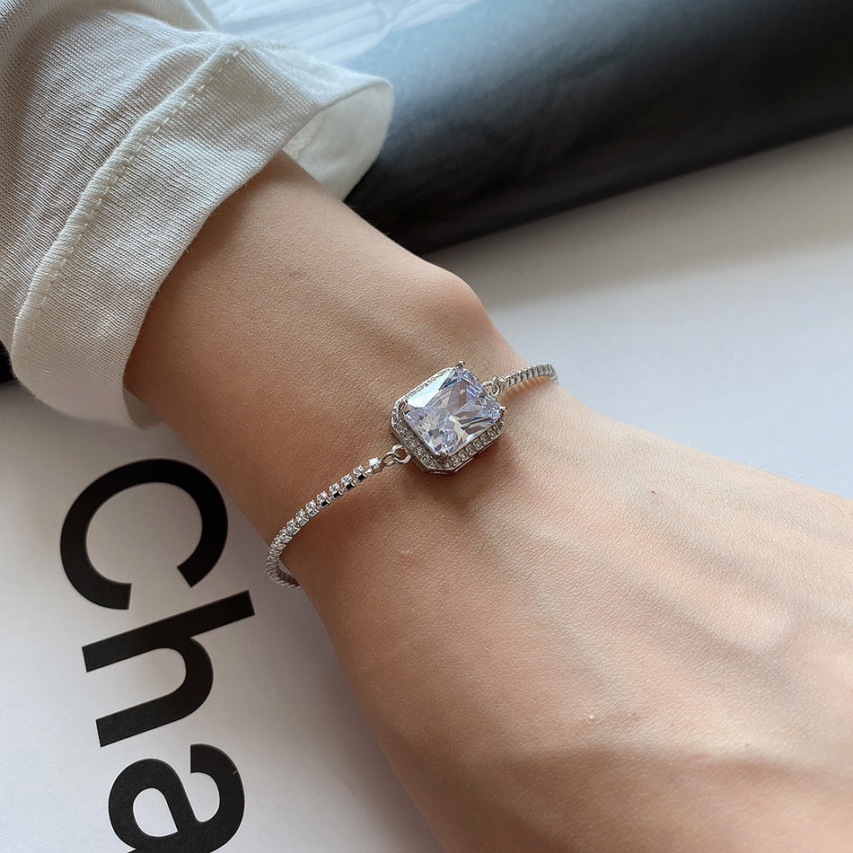 Pulsera de mujer minimalista de plata de ley 925 bañada en oro blanco con circonita cúbica en forma de estrella cuadrada