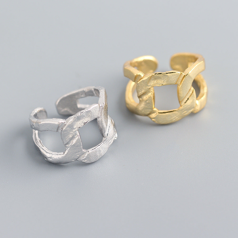 Anello geometrico placcato in argento sterling 925 con texture laminata e dettaglio catena