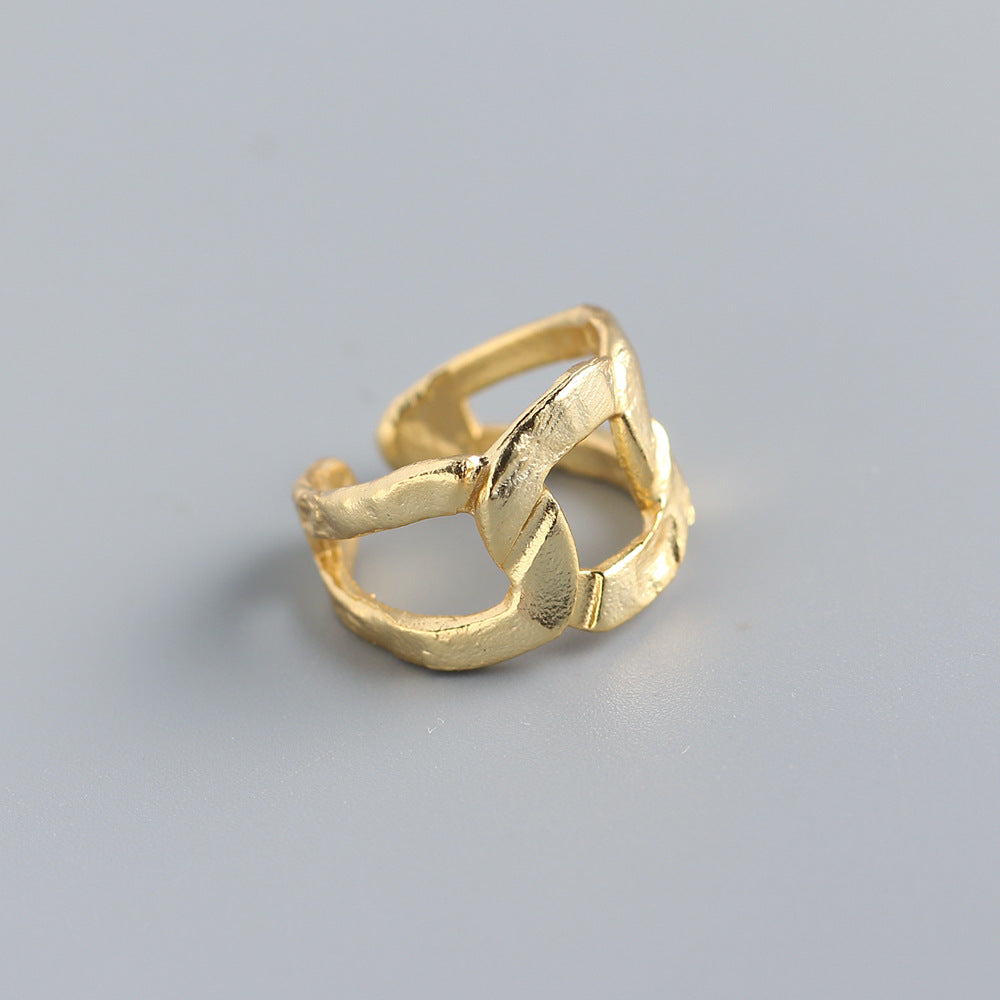Anello geometrico placcato in argento sterling 925 con texture laminata e dettaglio catena