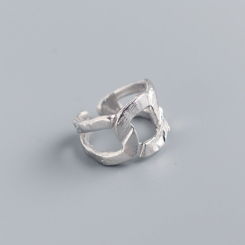Anello geometrico placcato in argento sterling 925 con texture laminata e dettaglio catena