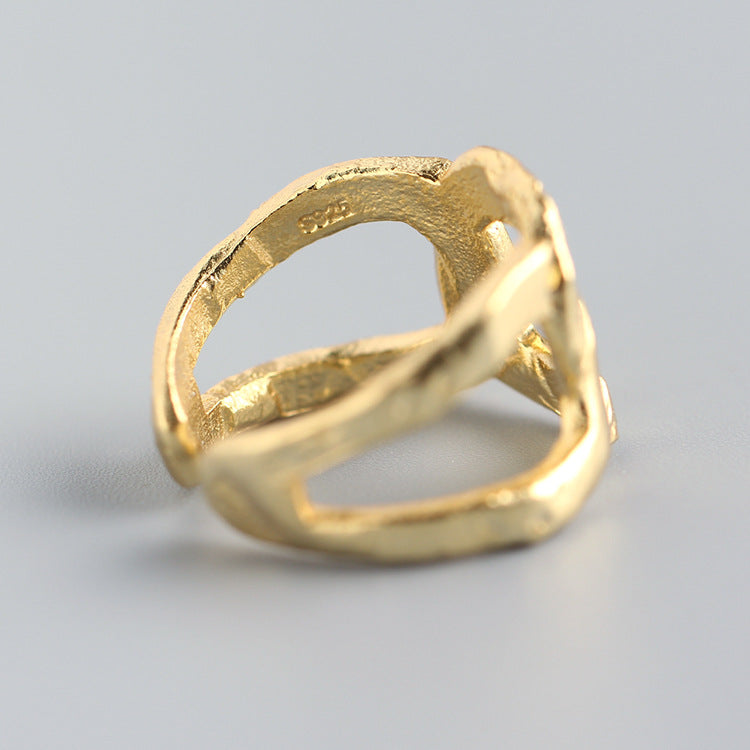 Anello geometrico placcato in argento sterling 925 con texture laminata e dettaglio catena