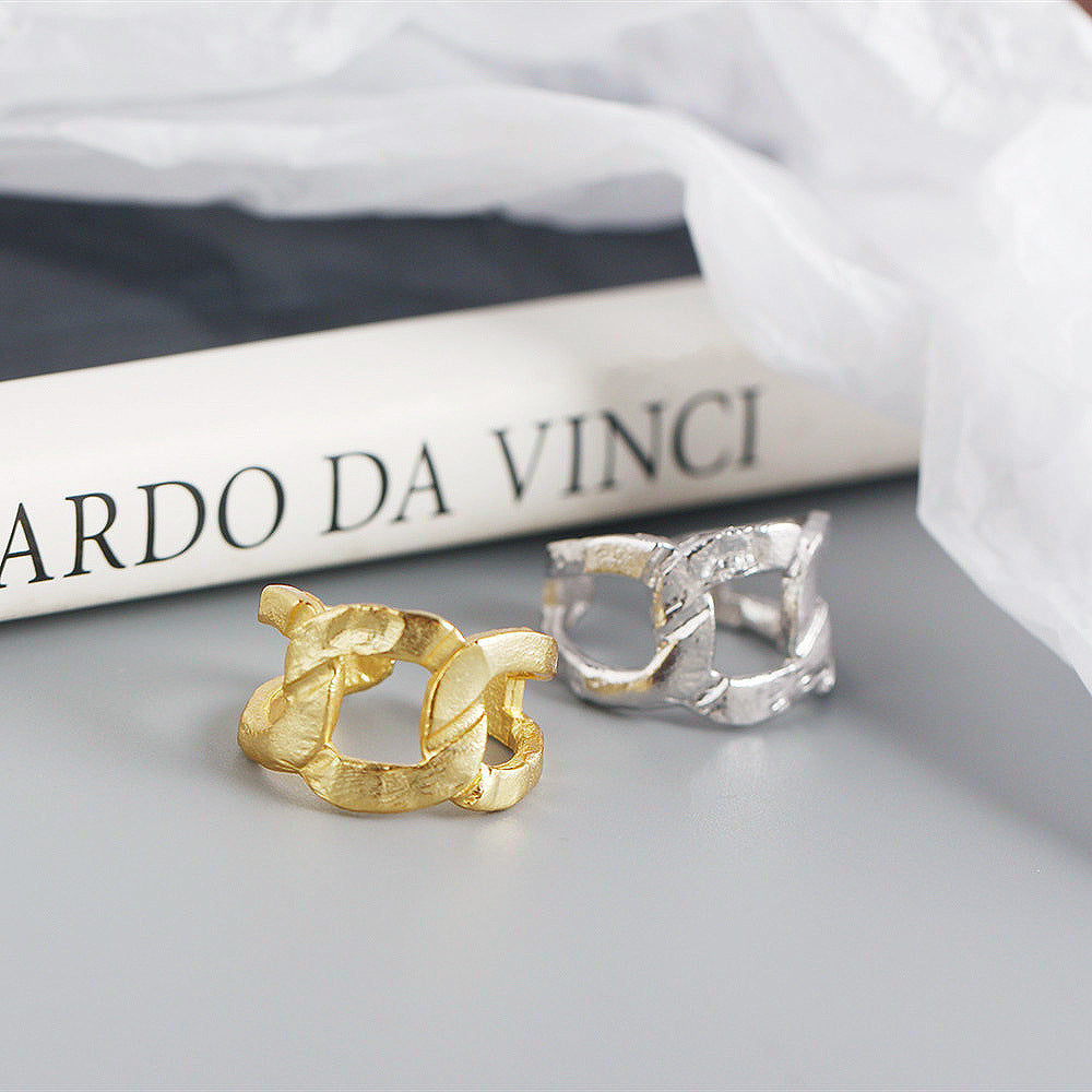 Anello geometrico placcato in argento sterling 925 con texture laminata e dettaglio catena