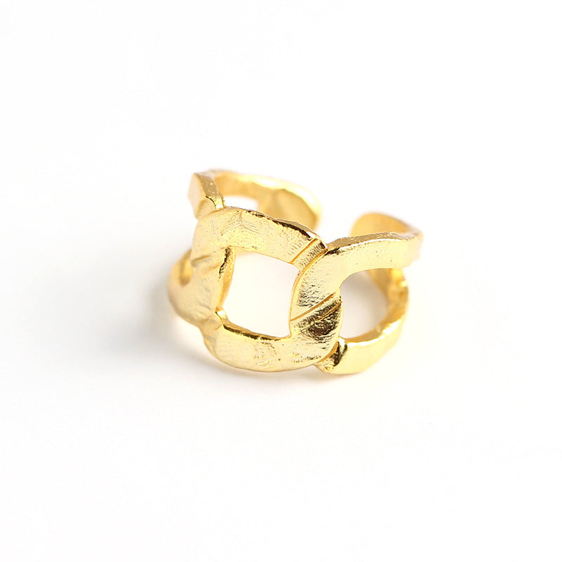 Anello geometrico placcato in argento sterling 925 con texture laminata e dettaglio catena