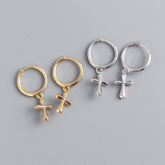 Pendientes de aro pequeños con cruz chapados en plata de ley 925, minimalistas y modernos.