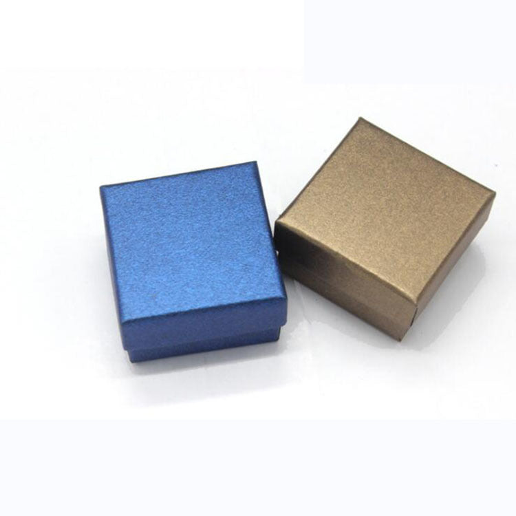 Elegante caja de regalo de joyería para pendientes, anillos, pulseras. Pequeña caja de embalaje de joyería lista para la venta al por menor. Caja de almacenamiento de cartón.