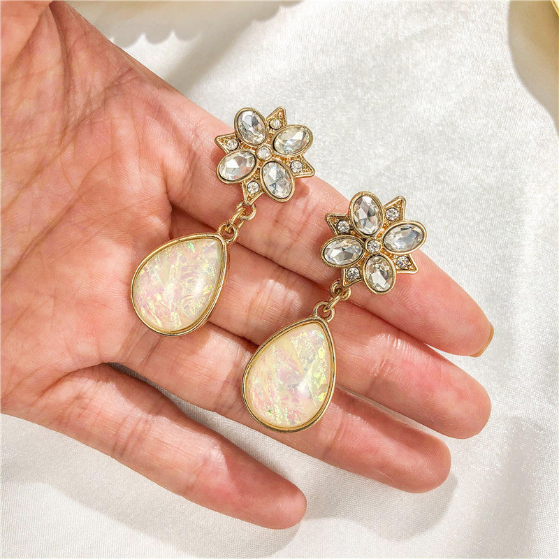 Orecchini a perno asimmetrici in cristallo con micro-pavé e intarsio di cristalli bianchi, stile francese elegante, da donna