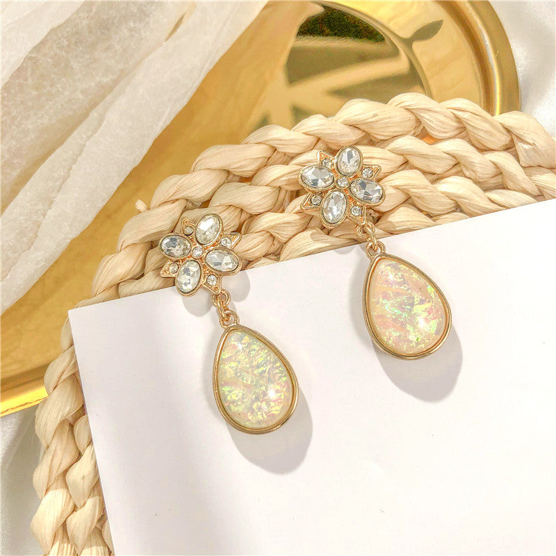 Orecchini a perno asimmetrici in cristallo con micro-pavé e intarsio di cristalli bianchi, stile francese elegante, da donna
