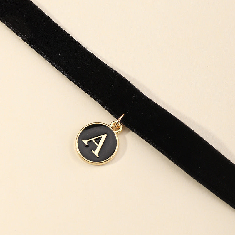 Collar con colgante de letra A geométrica para niñas en metal con acabado chapado estilo gargantilla negra