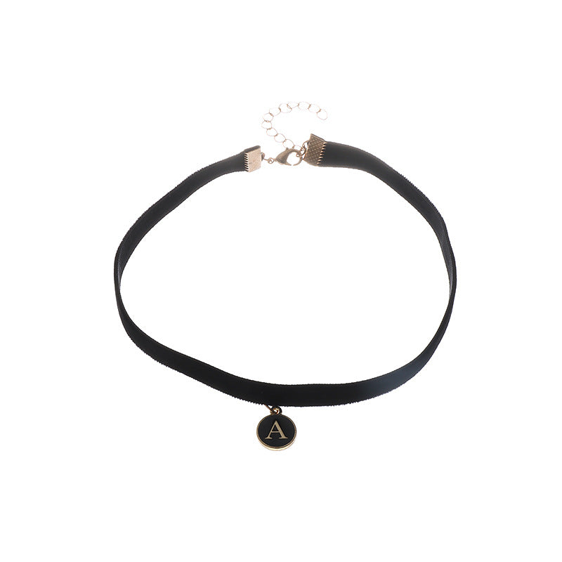 Collar con colgante de letra A geométrica para niñas en metal con acabado chapado estilo gargantilla negra
