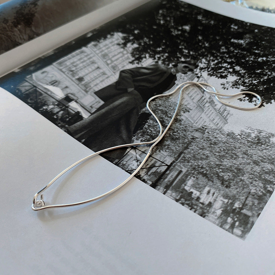 Collana Girocollo Minimalista con Ciondolo a Nodo Geometrico in Argento Sterling 925