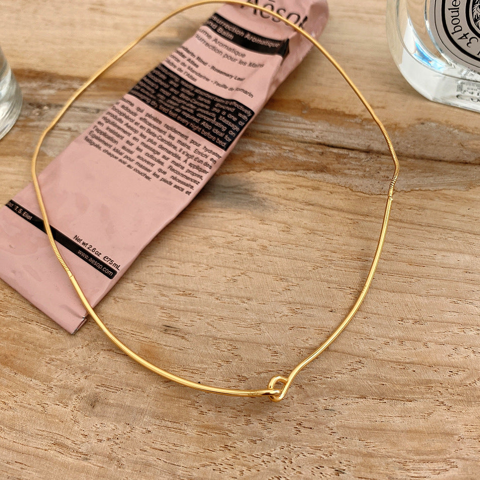 Collana Girocollo Minimalista con Ciondolo a Nodo Geometrico in Argento Sterling 925