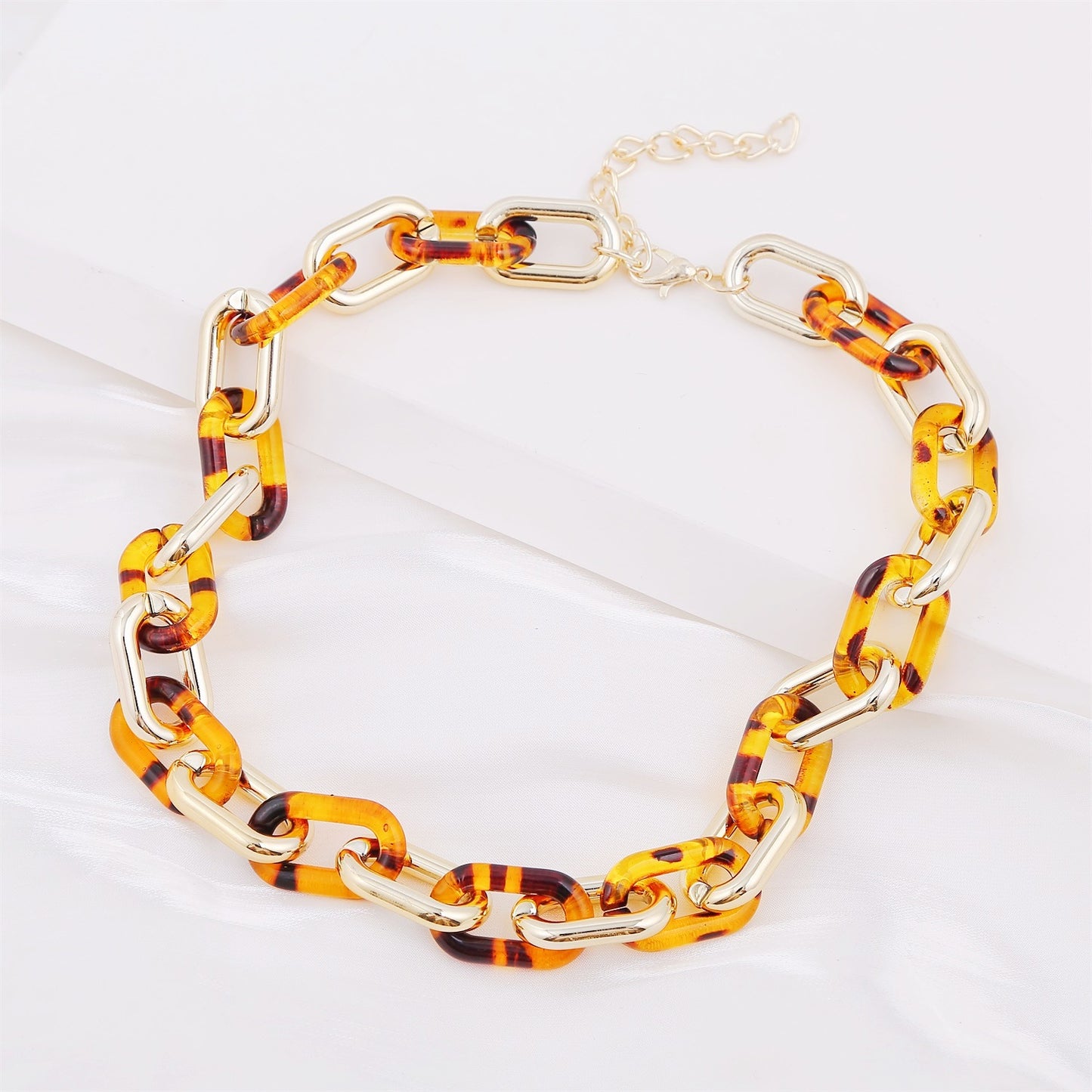 Collana da donna con ciondolo in acrilico geometrico punk e catena a maglie.